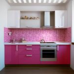 Mozaic alb și roz pe șorț de bucătărie