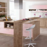 Design bucătărie cu bară din lemn