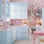 Ornement de papier peint rose dans la cuisine