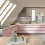 Mobilă roz în bucătăria mansardă