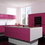 Design de bucătărie roz minimalist