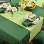 Zaļš tekstils virtuves galda noformējumā