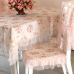 Enveloppements roses sur une chaise haute blanche