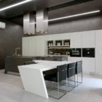 Bucătărie minimalistă gri și albă