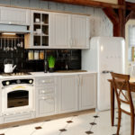 Bucătărie în stil Provence cu aparate integrate