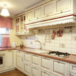 Bucătărie rustică luminoasă