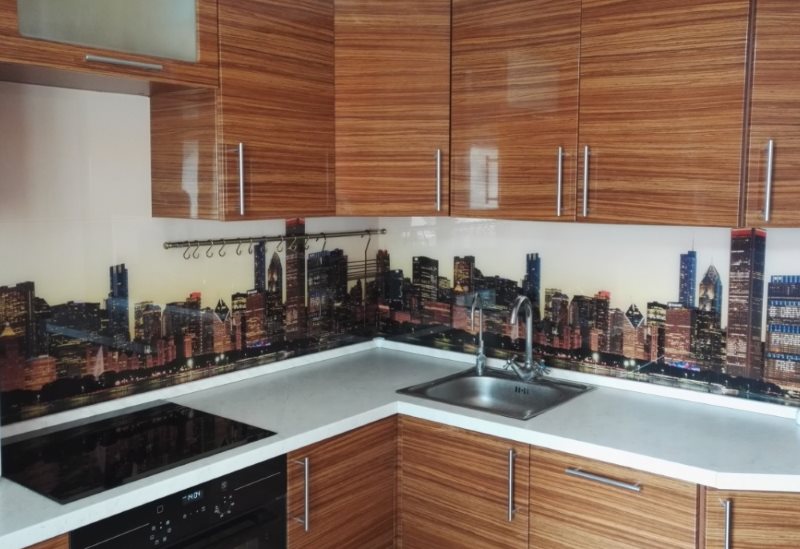 Hình ảnh của một thành phố trên tạp dề nhà bếp bằng nhựa