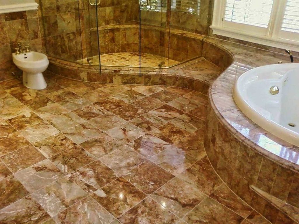 Žulová podlaha v interiéri kúpeľne