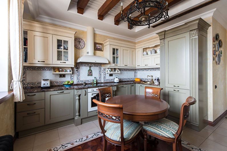 Γκρι-κρέμα σε μια κλασική κουζίνα 11 τετραγωνικών μέτρων