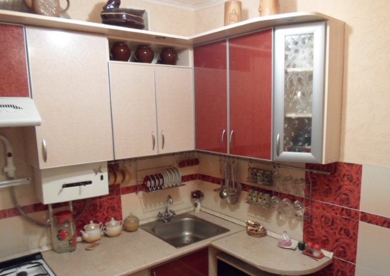 Corner kitchen with a geyser in Khrushchev