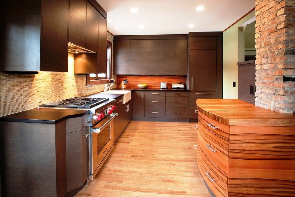 Corner kitchen with brown facades.
