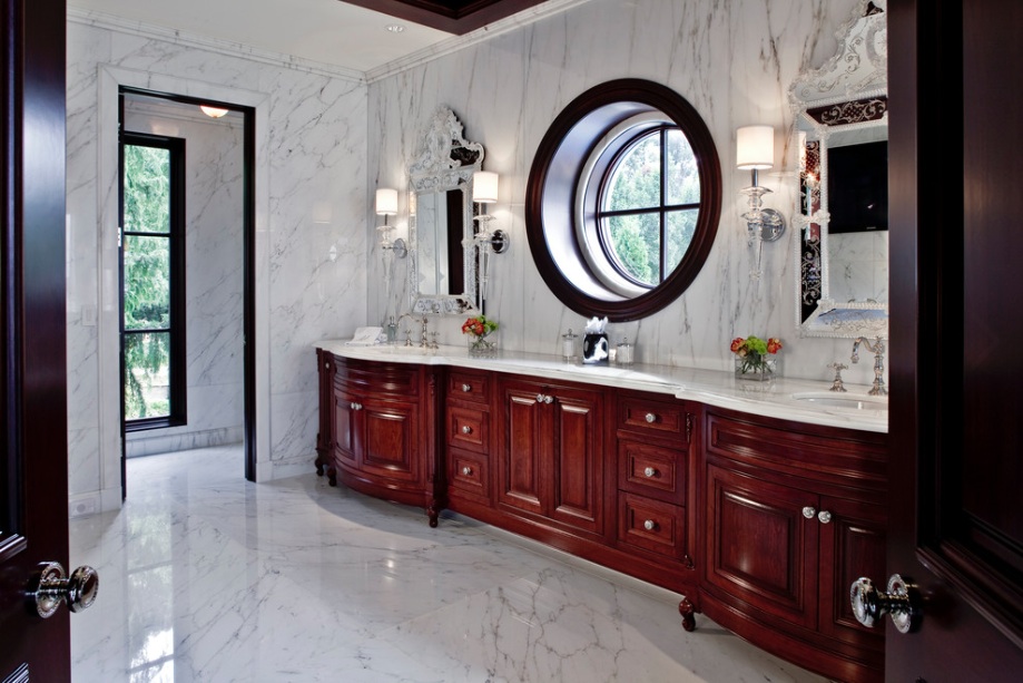 Fenêtre ronde dans la salle de bain de style classique