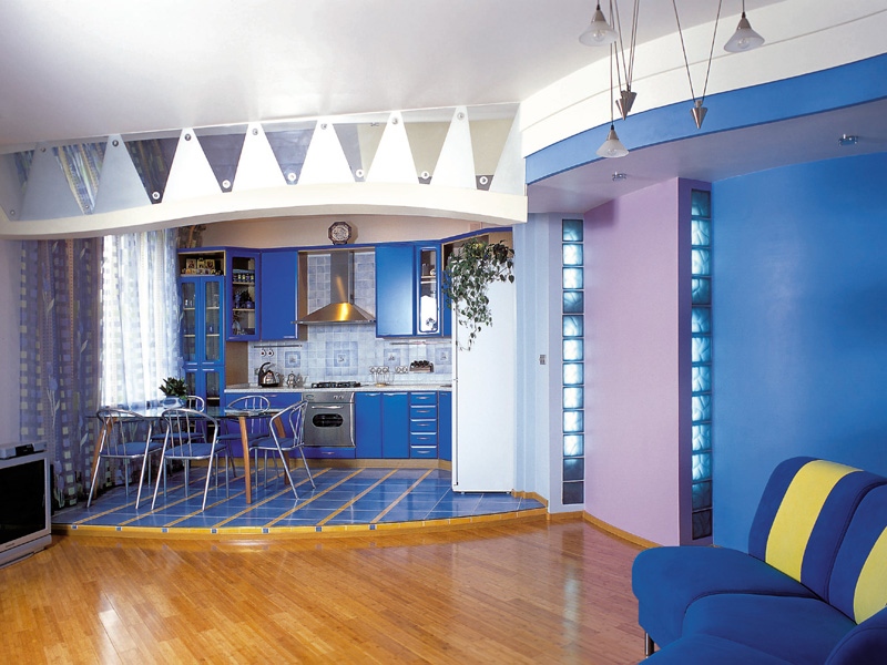 Blauwe kleur in het interieur van de keuken-woonkamer met een podium