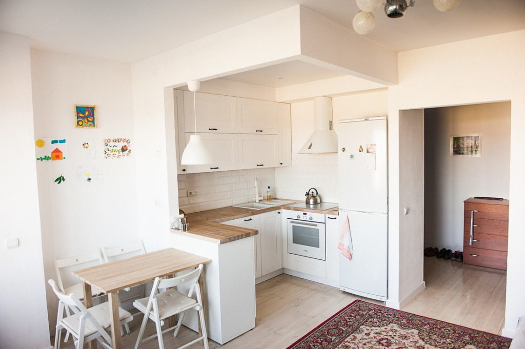 Balto virtuvės-svetainės interjeras studijos tipo bute