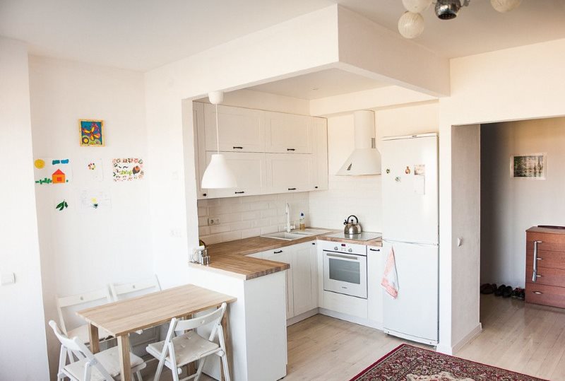 Zona de living cu bucătărie în stil scandinav