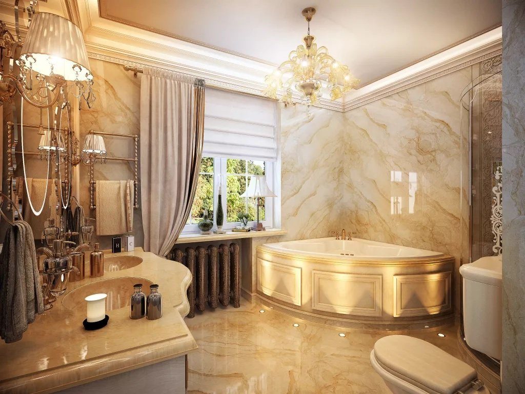 Plaša klasiskā stila vannas istaba ar marmora apdari