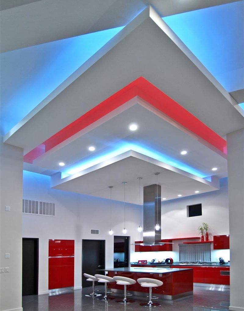 LED-es világítás a többszintű csúcstechnikai konyhai mennyezeten