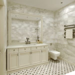 Meubles en bois dans une salle de bain de style classique