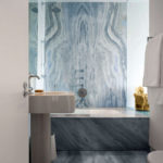 Zils marmors vannas istabas dizainā