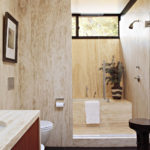 Šauras vannas istabas dizains ar logu sienā