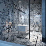 Glancēts marmors uz vannas istabas sienas