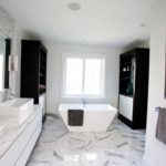 Vannas istabas dizains ar melnām mēbelēm