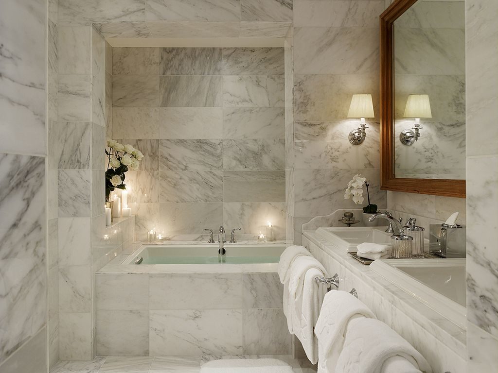 Finition de niche de salle de bain en marbre