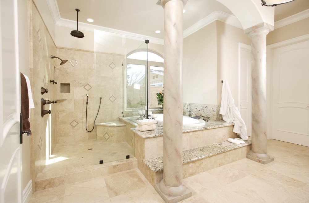 Colonnes de marbre à l'intérieur de la salle de bain