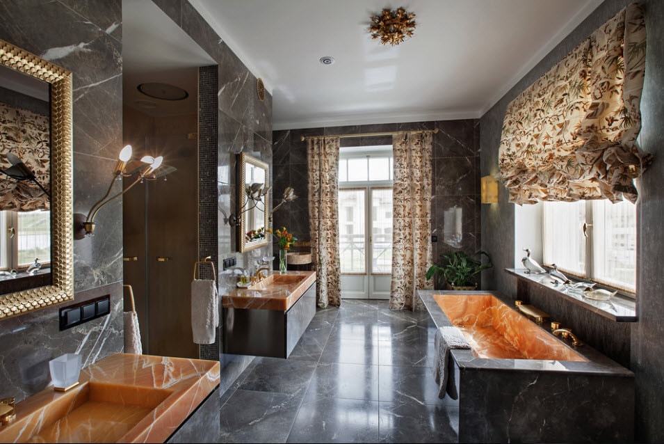 Romiešu aizkars vannas istabā ar marmora grīdu