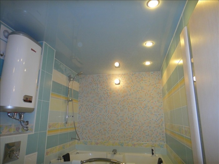 תאורה צמודת קיר בחדר האמבטיה.