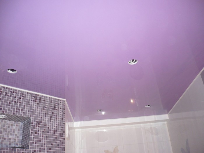 תקרה סגולה בחדר האמבטיה.