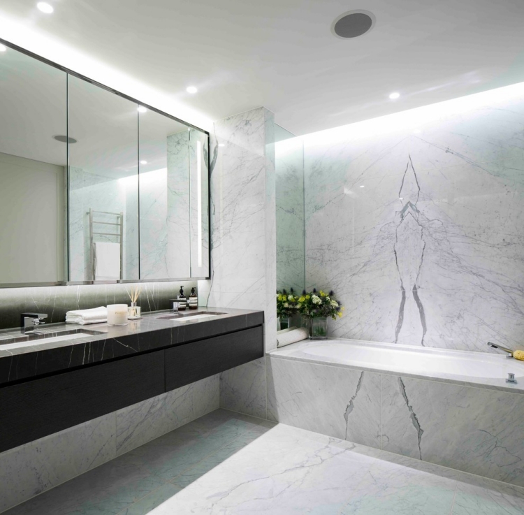 Vannas istabas apgaismojums ar marmora flīzēm