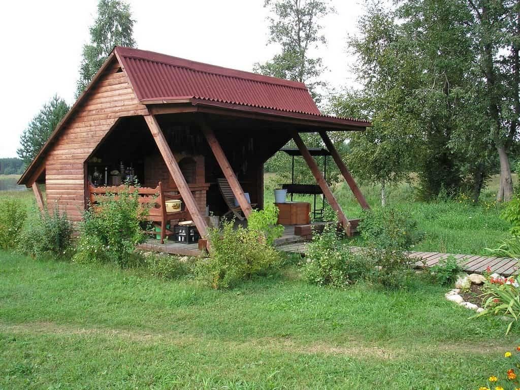 Bucătărie de vară din lemn deschisă