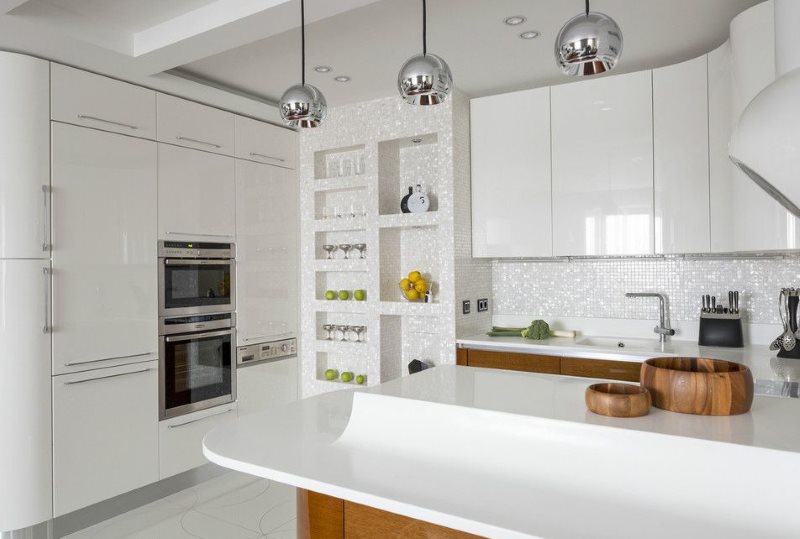 Witte keuken met inbouwapparatuur