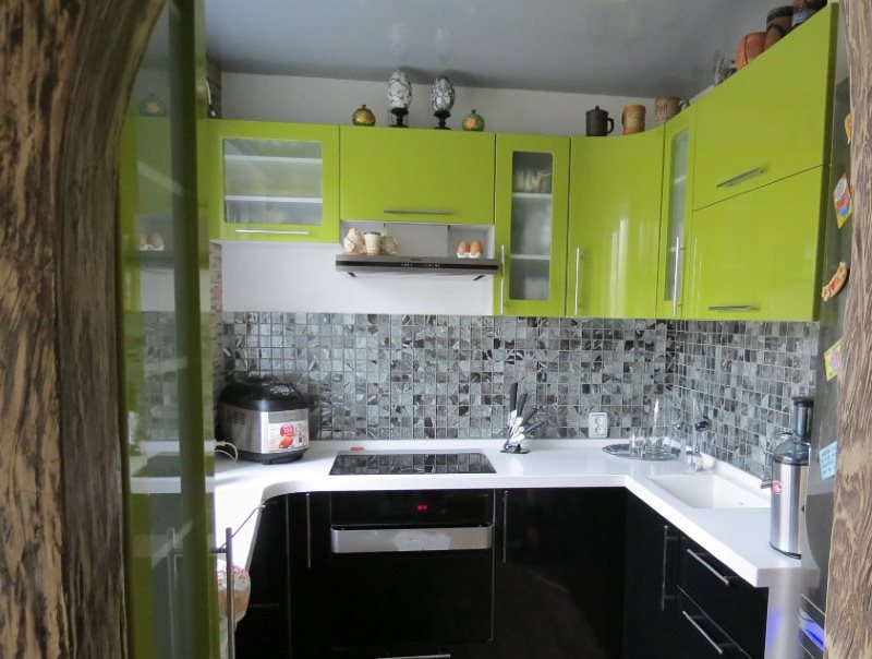 U-muotoinen sarja pienessä keittiössä Hruštšov
