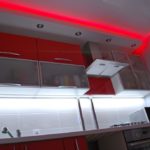 Piros mennyezeti lámpák a konyhában