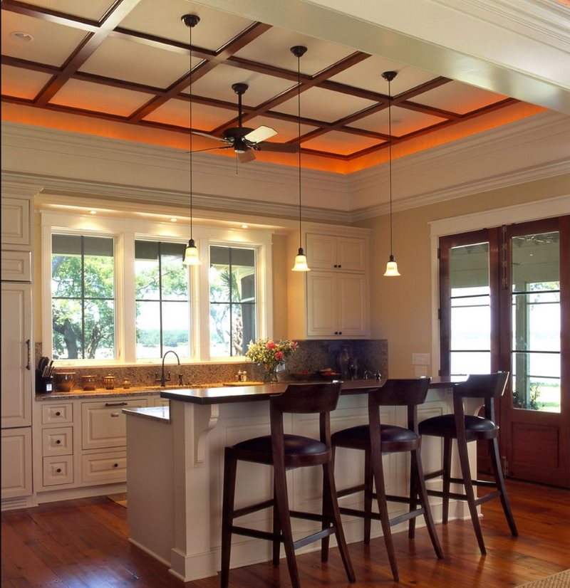 Narancssárga mennyezeti világítás egy klasszikus stílusú konyhában