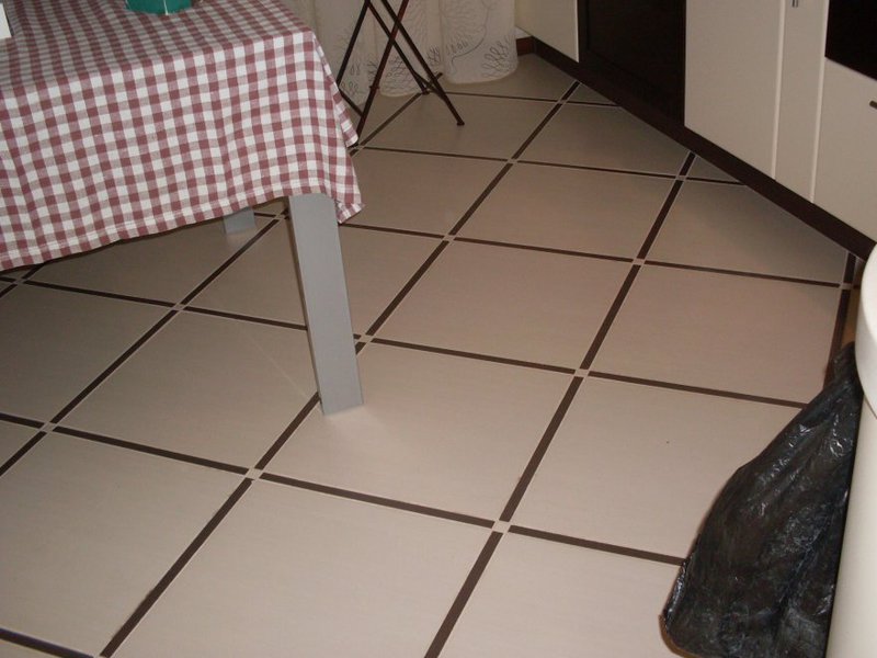 Ceramiczna podłoga w kuchni Chruszczowa