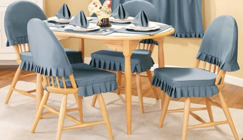 Semi-couvertures sur chaises de cuisine avec dossier