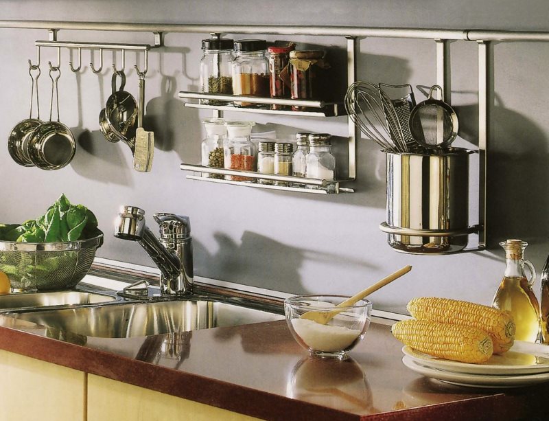 Placing cookware on rails