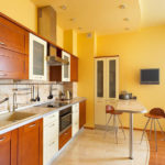 Reka bentuk dapur dengan dinding kuning