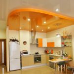 Zonarea bucătăriei cu un tavan galben