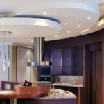 Design modern al bucătăriei cu plafon cu mai multe niveluri