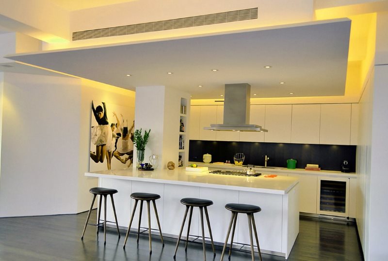 Interiorul unei bucătării moderne cu iluminare pe tavan