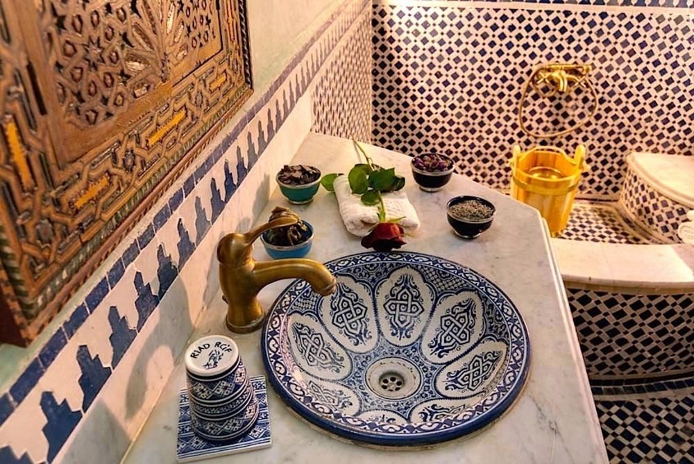 כיור קרמיקה בחדר אמבטיה בסגנון ערבי