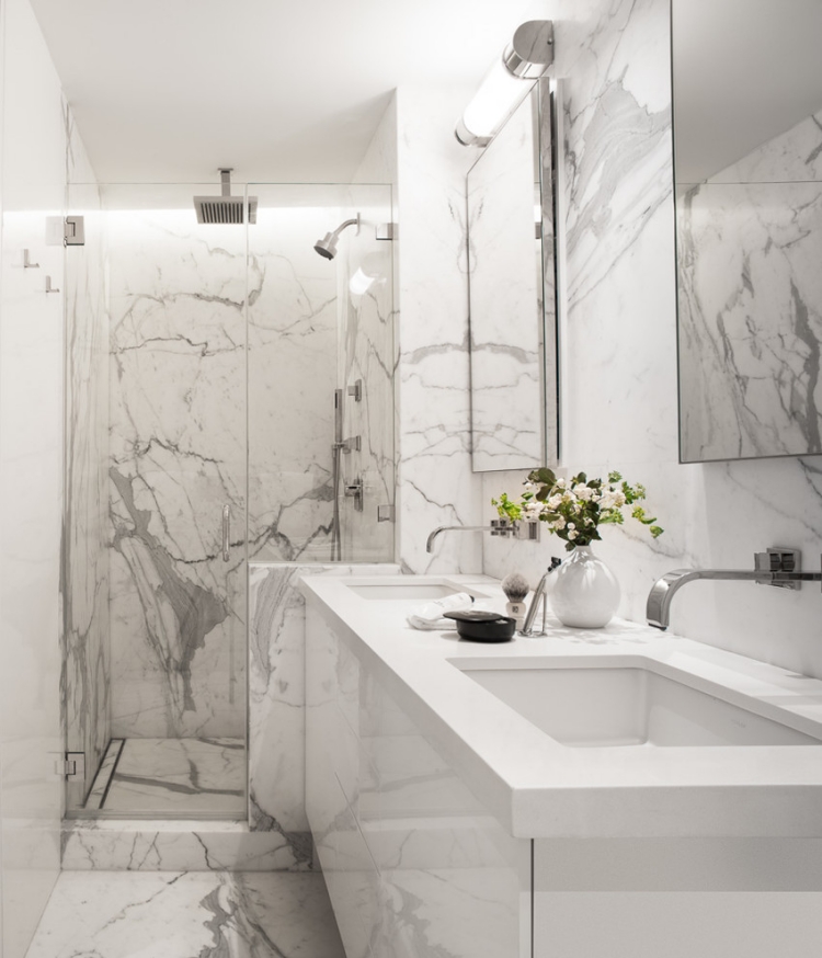 Phòng tắm hẹp với gạch đá cẩm thạch màu xám và trắng