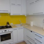 ساحة صفراء في مطبخ أبيض