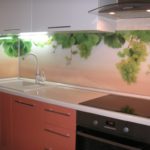 Avental acrílico com impressão de fotos na cozinha de uma casa-painel
