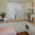 Διακοσμητικό παράθυρο κουζίνας με ρολά