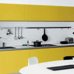 Dzeltenas virtuves fasādes bez rokturiem